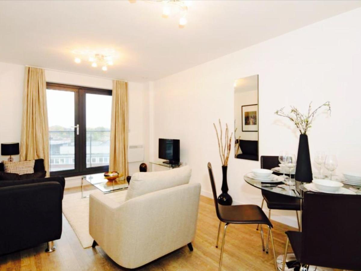 New Central Woking 1 And 2 Bedroom Apartments With Free Gym, Close To Train Station Extérieur photo