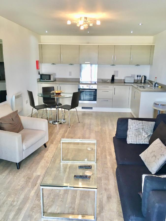 New Central Woking 1 And 2 Bedroom Apartments With Free Gym, Close To Train Station Extérieur photo